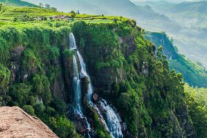 Sri Lanka Tour: Discovering the Marvels of this Enchanting Land through a Luxurious Journey across Breathtaking Landscapes